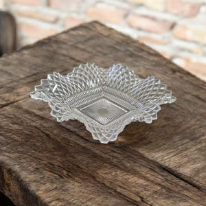 Vintage  Federal Glass Co,&quot;Traditions&quot; Bon Bon Dish w Sun Burst in Center