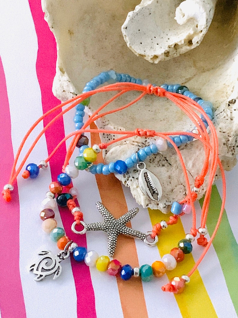 MDL13022 Starfish Bracelet Summer Turtle Cowrie Set Seed Beads Gold Details Elastic Adjustable Cord Macrame Closure Mar De Luna Designs