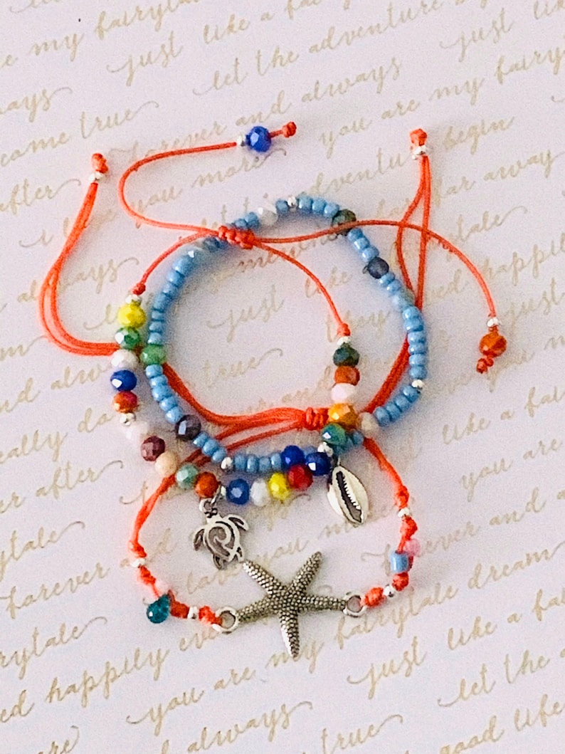 MDL13022 Starfish Bracelet Summer Turtle Cowrie Set Seed Beads Gold Details Elastic Adjustable Cord Macrame Closure Mar De Luna Designs