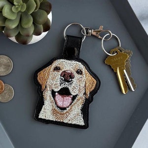 Porte-clés de laboratoire jaune réaliste : porte-clés ou breloque de sac labrador retriever brodé, cadeau idéal pour les amoureux des chiens.