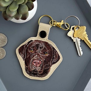 Llavero de laboratorio de chocolate realista: llavero o dije para bolso de Labrador Retriever bordado, gran regalo para los amantes de los perros.