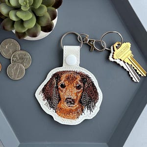 Llavero de perro salchicha de pelo largo realista: llavero bordado o dije para bolso, gran regalo para los amantes de los perros
