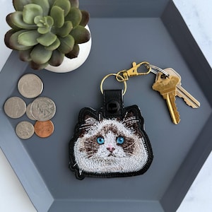 Llavero de gato Ragdoll realista / Llavero de gato bordado a mano o dije para bolso / Regalo para dueños de mascotas o amantes de los gatos