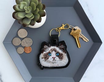 Llavero de gato Ragdoll realista / Llavero de gato bordado a mano o dije para bolso / Regalo para dueños de mascotas o amantes de los gatos