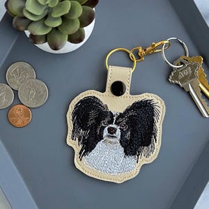 Llavero Papillon realista: llavero con perro bordado o dije para bolso, gran regalo para dueños de mascotas.
