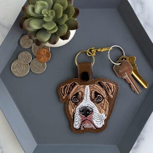 Llavero de Pit Bull Terrier atigrado / Llavero de perro Staffordshire Bull Terrier bordado a mano / Regalo para dueños de mascotas Staffy o amantes de los perros