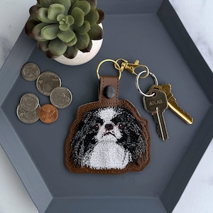 Llavero realista de perro spaniel japonés: llavero o dije para bolso con diseño de spaniel japonés bordado, un gran regalo para dueños de mascotas o amantes de los perros.