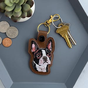 Llavero realista de Boston Terrier: llavero bordado, dije para bolso o cartera: gran regalo para amantes de los perros