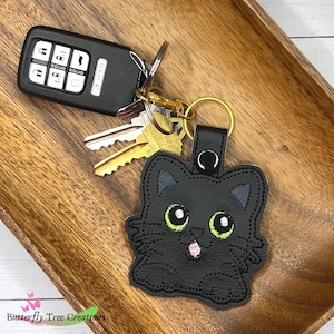 かわいい黒猫キーホルダー - 猫好きの方への手作り刺繍ギフト - キーリングまたはバッグチャーム