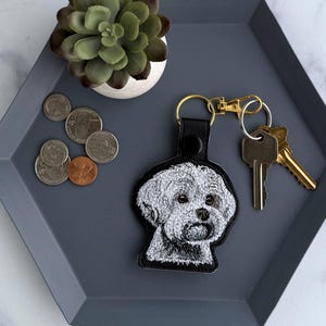 Llavero de perro maltés realista: llavero bordado o dije para bolso, gran regalo para dueños de mascotas o amantes de los perros.