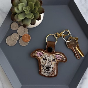 Llavero de perro whippet realista / Llavero bordado a mano o dije para bolso / Regalo para dueños de mascotas o amantes de los perros