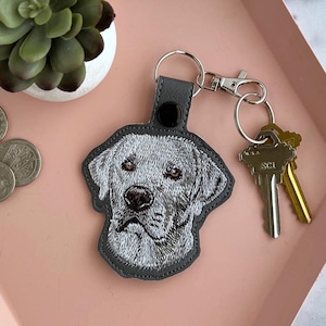 Llavero de laboratorio plateado realista: llavero o dije para bolso con diseño de Labrador Retriever bordado, gran regalo para los amantes de los perros.