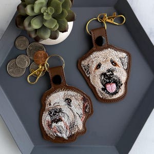 Llavero realista de terrier de trigo de pelo suave / Llavero bordado a mano o dije para bolso / Regalo para dueños de mascotas o amantes de los perros