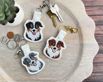 Australian Shepherd sleutelhanger: geborduurd kunstleer voor tascharme of sleutelhanger