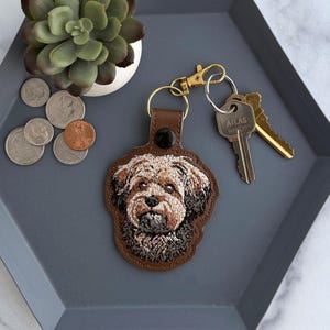 Llavero realista de perro Morkipoo Doodle / Llavero o abalorio para bolso de caniche Yorkshire terrier maltés bordado a mano / Regalo para amantes de los perros
