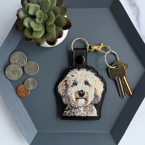 Porte-clés réaliste Goldendoodle Labradoodle : Porte-clés ou breloque pour sac en forme de chien brodé, plusieurs couleurs disponibles, cadeau pour les amoureux des chiens.