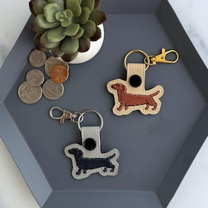 Llavero de perro salchicha pequeño / Llavero bordado hecho a mano con forma de salchicha o dije para bolso / Regalo para dueños de mascotas o amantes de los perros