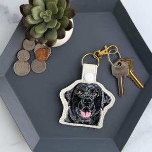 Porte-clés de laboratoire noir | Porte-clés ou breloque de sac brodé labrador retriever de couleur réaliste | Cadeau idéal pour les amoureux des chiens.