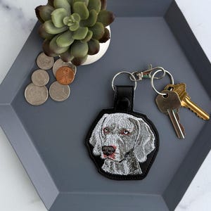 Llavero de perro Weimaraner realista / Llavero bordado a mano o dije para bolso / Regalo para dueños de mascotas o amantes de los perros