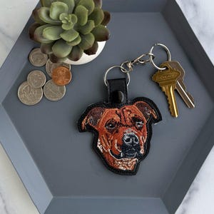 Llavero de Staffordshire Bull Terrier rojo / Llavero de perro Pit Bull bordado a mano / Regalo para dueños de mascotas Staffordshire Bull Terrier o amantes de los perros