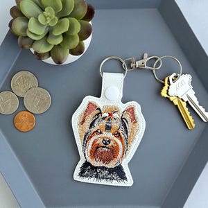 Llavero de Yorkshire Terrier realista: llavero o colgante para bolso de Yorkshire Terrier bordado, gran regalo para dueños de mascotas