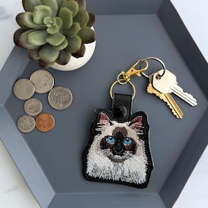 Llavero de gato birmano realista / Llavero o abalorio para bolso con gato bordado a mano / Regalo para dueños de mascotas o amantes de los gatos