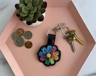 Llavero de flor de margarita arcoíris: llavero o adorno para bolso bordado.