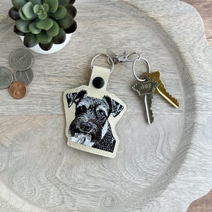 Llavero Schnauzer miniatura realista: llavero bordado o dije para bolso, gran regalo para los amantes de los perros.