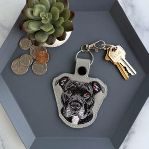 Llavero de Staffordshire Bull Terrier / Llavero de perro Pit Bull bordado a mano / Regalo para dueños de mascotas Staffordshire Bull Terrier o amantes de los perros