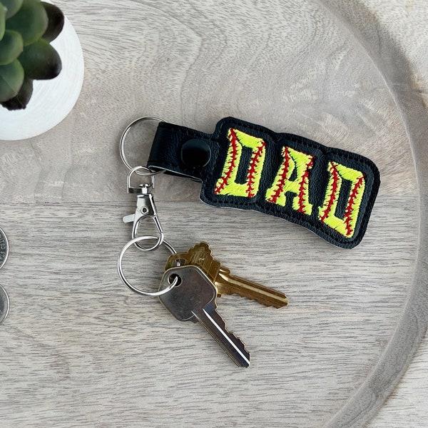 Llavero bordado de papá de softbol: abalorio hecho a mano con espíritu de equipo, regalo para papás.