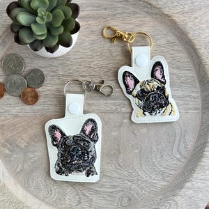 Bulldog francés realista: llavero o colgante para bolso con diseño de perro Frenchie bordado, gran regalo para los amantes de los perros.