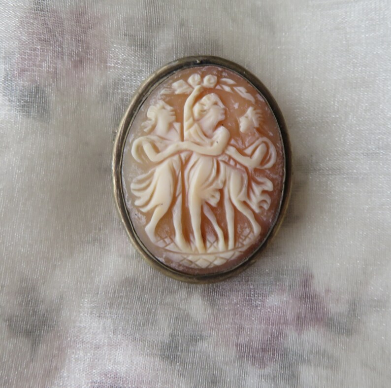 Vintage yellow metal cameo shell broochpendant 3 graces