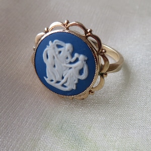 Vintage Wedgwood 9 Carat Gold ring - Cobalt Blue Jasper Ware - size M - Three Muses