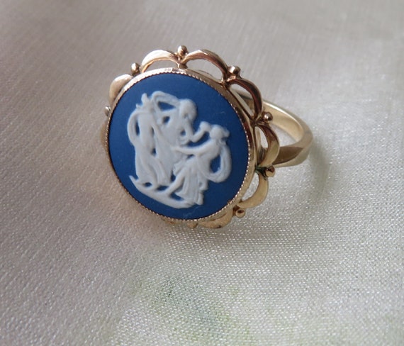 Vintage Wedgwood 9 Carat Gold ring - Cobalt Blue Jasper Ware - size M - Three Muses