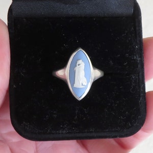 Rare Chester hallmark - Vintage Sterling Silver Wedgwood Blue Jasper Ware ring - Andromache Navette shape -  English made - size N
