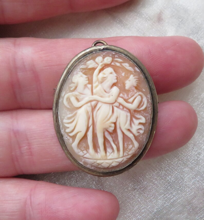 Vintage yellow metal cameo shell broochpendant 3 graces