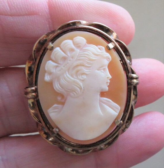 Vintage carved Cameo shell brooch set in Rolled G… - image 3