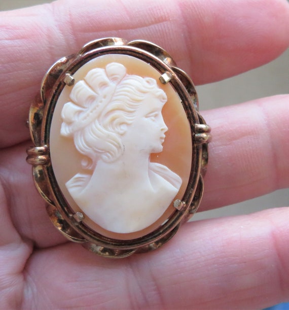 Vintage carved Cameo shell brooch set in Rolled G… - image 8
