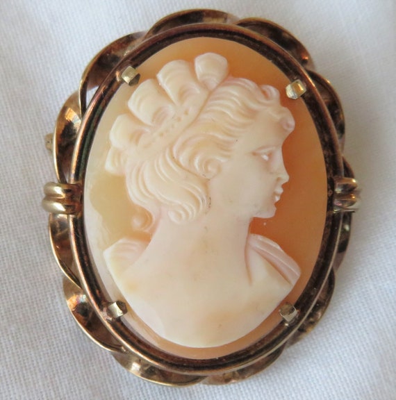 Vintage carved Cameo shell brooch set in Rolled G… - image 1