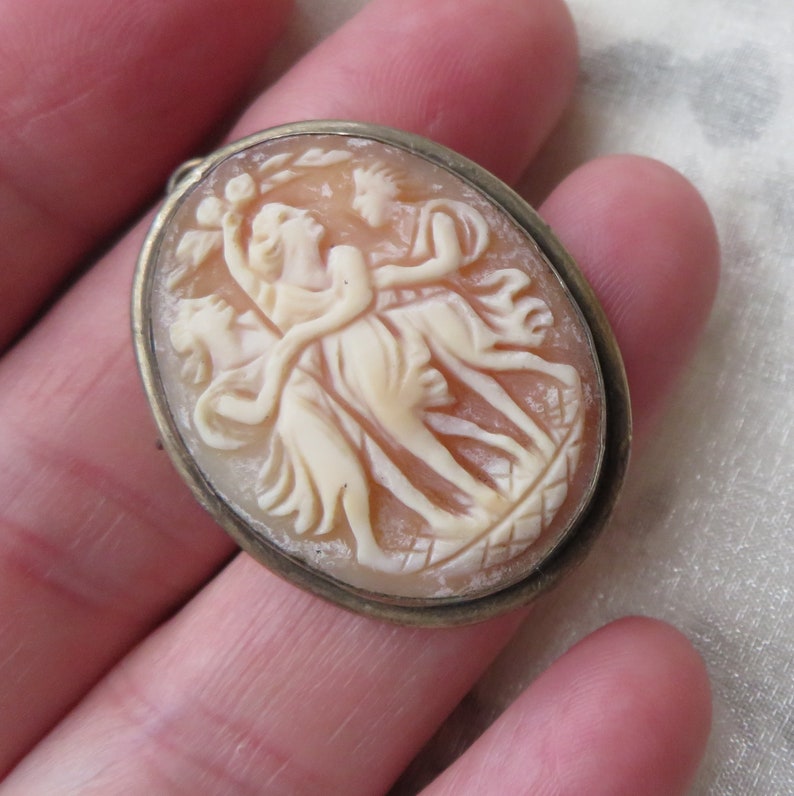 Vintage yellow metal cameo shell broochpendant 3 graces