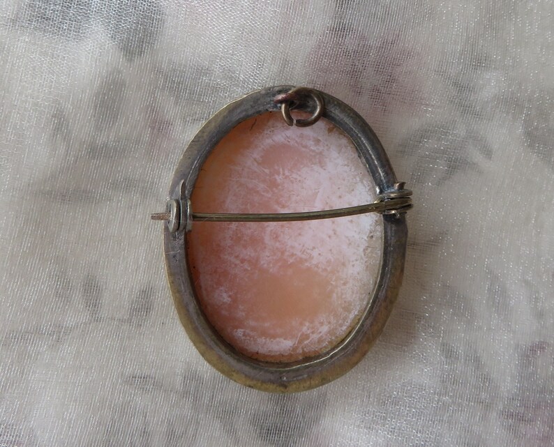 Vintage yellow metal cameo shell broochpendant 3 graces