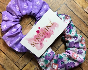 Handgefertigtes Floral Scrunchie: Morgenblüte & Lila Schmetterling Haargummi