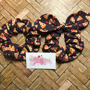 Pizza scrunchie- corbata de pelo hecha a mano- accesorios para el cabello- arco scrunchie-cola de caballo accesorio-regalo - corbatas elásticas para el cabello- comida-