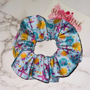 Coletero con diseño de conchas marinas y estrellas de mar