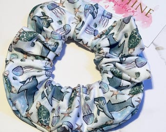 Oceantema scrunchie - hajar, havssköldpaddor - maneter och sjöstjärnor - mjuk och stretchig scrunchie