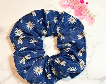 Handgemaakte bloemenscrunchie met madeliefjes en hommels