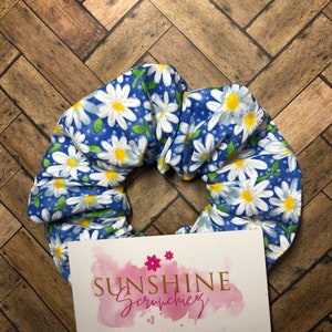 Floral scrunchies-daisy scrunchie-90s fashion-hair ties- handmade- hair accessories- flower scrunchie-