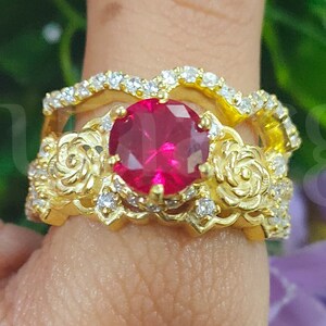 2.8 Ct Rund geschliffene Pink Saphir Ringe, Wunderschöne Blumen Verlobungsringe, Brautringe set für Frauen, Gelbgold Finish, 925 Sterling Silber