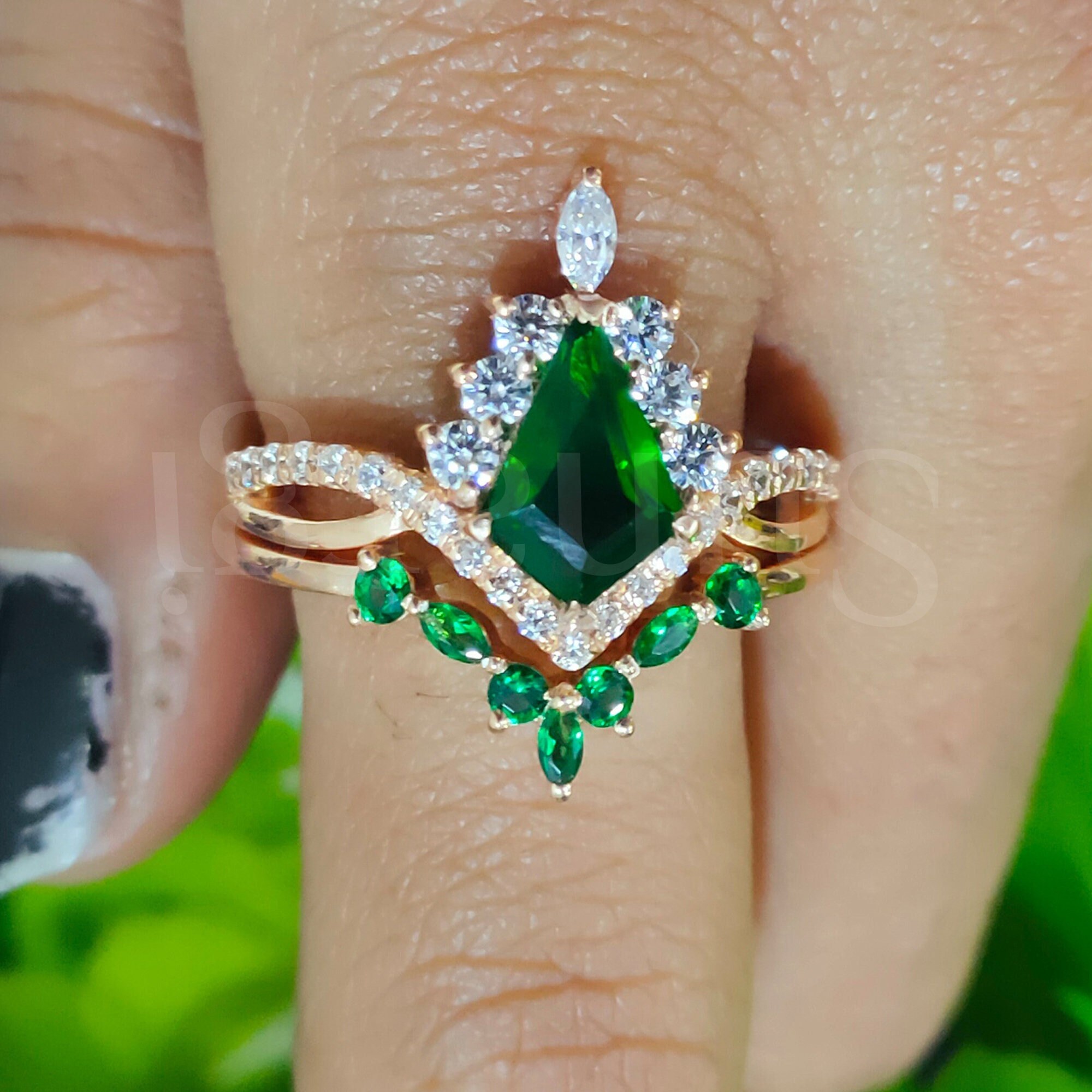 な 2.70 カラット カイトシェイプ グリーン サファイア エンゲージリング