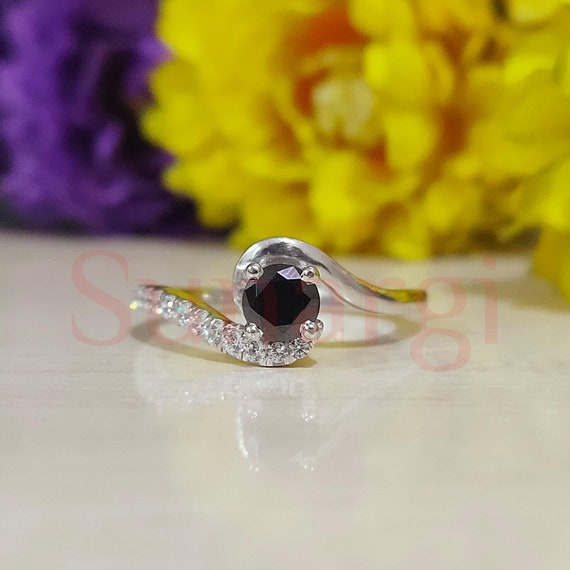 Anillo de compromiso con bypass, solitario de zafiro negro de